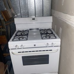 Lightly used Kenmore gas stove with oven. 