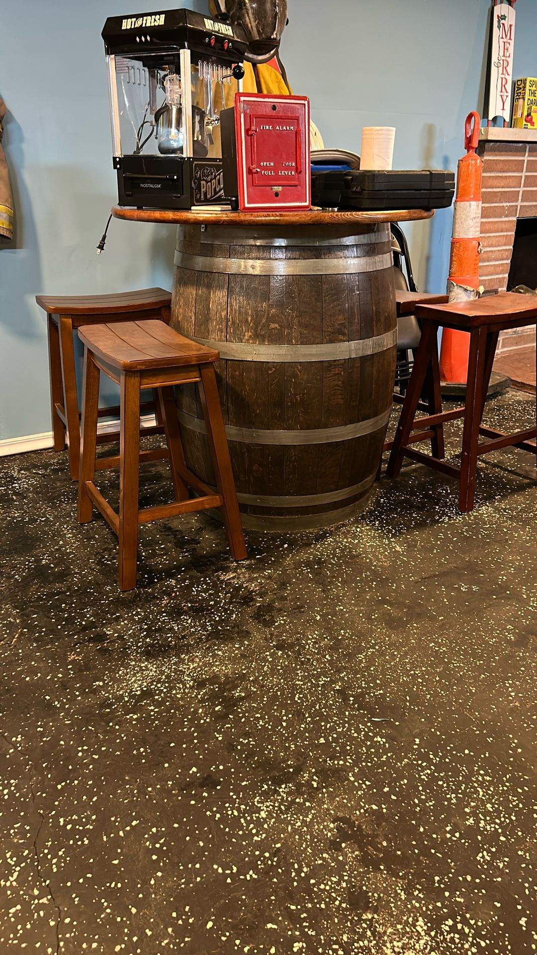 Barrel table With Chairs