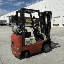 Nissan 30 forklift - 7000 HOURS