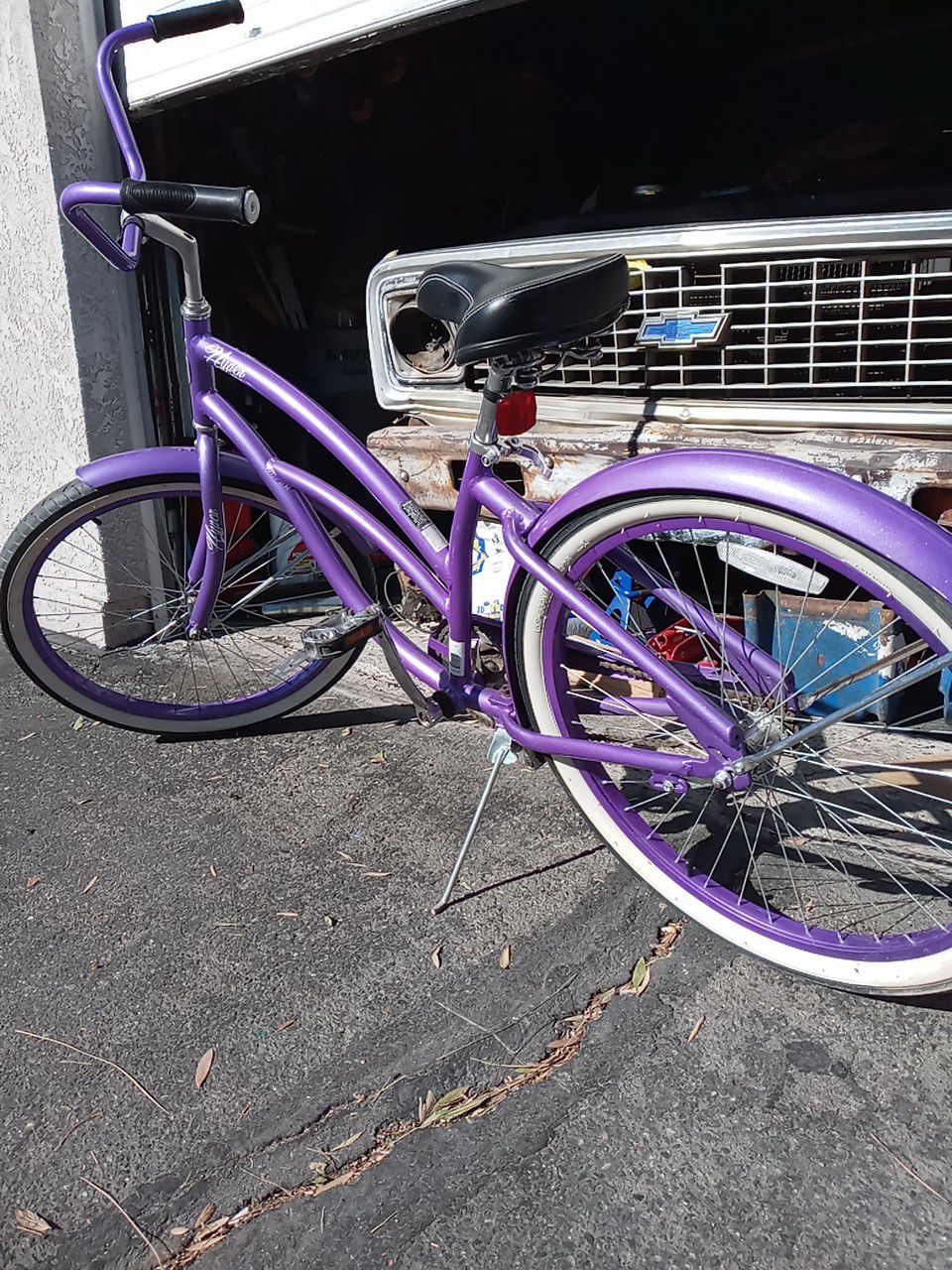 Girl's Beach cruiser Looks Good Ride Is Good Nothing Wrong With It 26in Tires In Perfect Shape One Hell Of A Steel