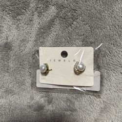 Beautiful pearl earrings new in packaging heart design. Great gift