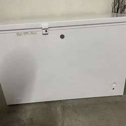 GE Garage Ready Chest Freezer 32x25x50 Inches. No Delivery