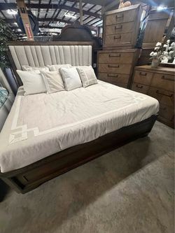 4- Pieces wood finish Queen bedroom set