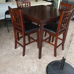 Dining Table And 4 Chairs 