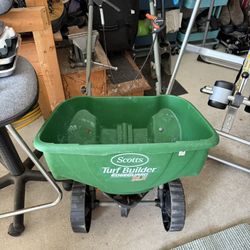 Scott’s Turf builder edge guard DLX Spreader 