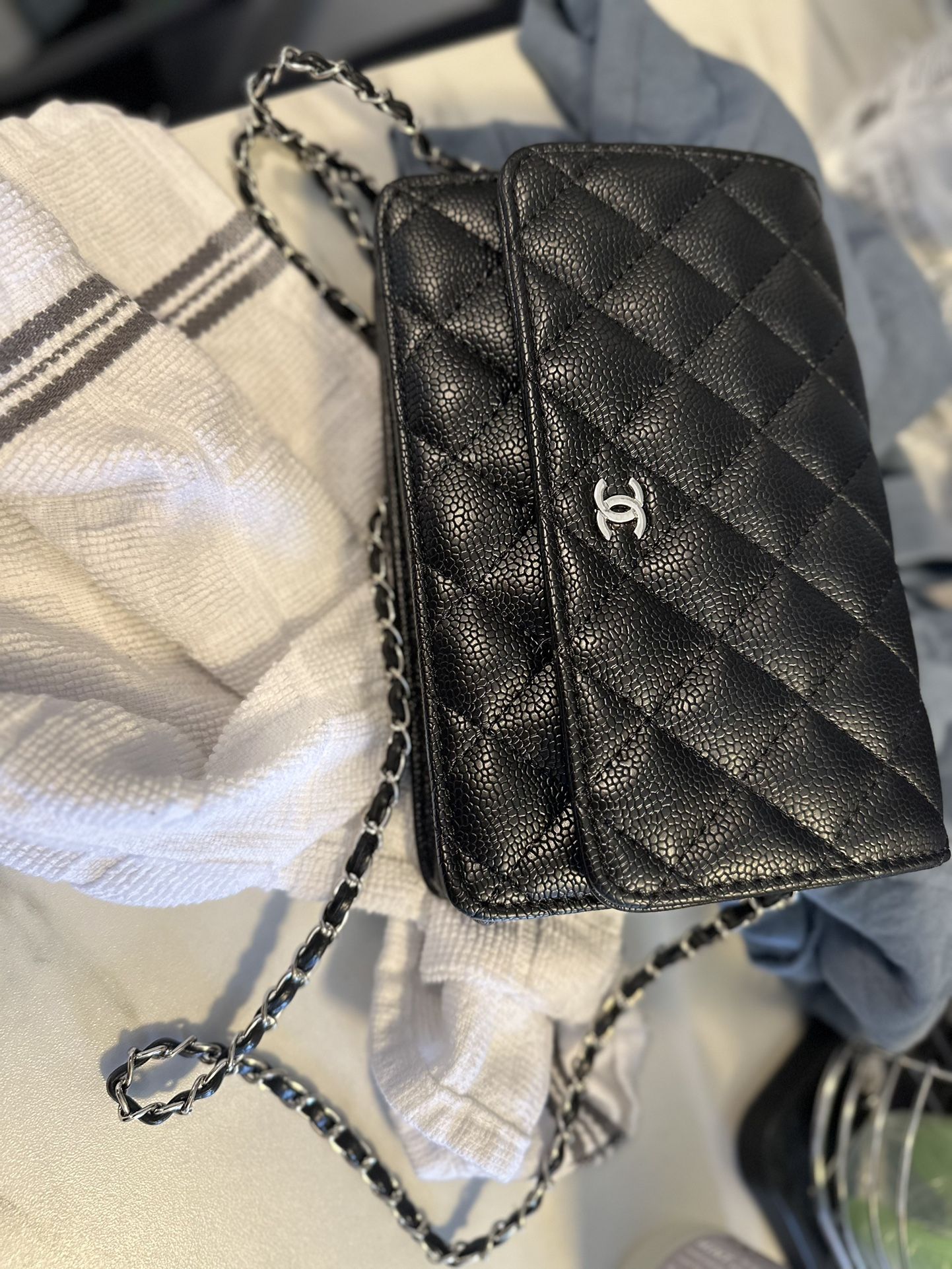 Wallet on chain timeless/Classique leather crossbody Chanel handbag. 
