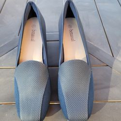 BRAND NEW NAVY BLUE PUMPS