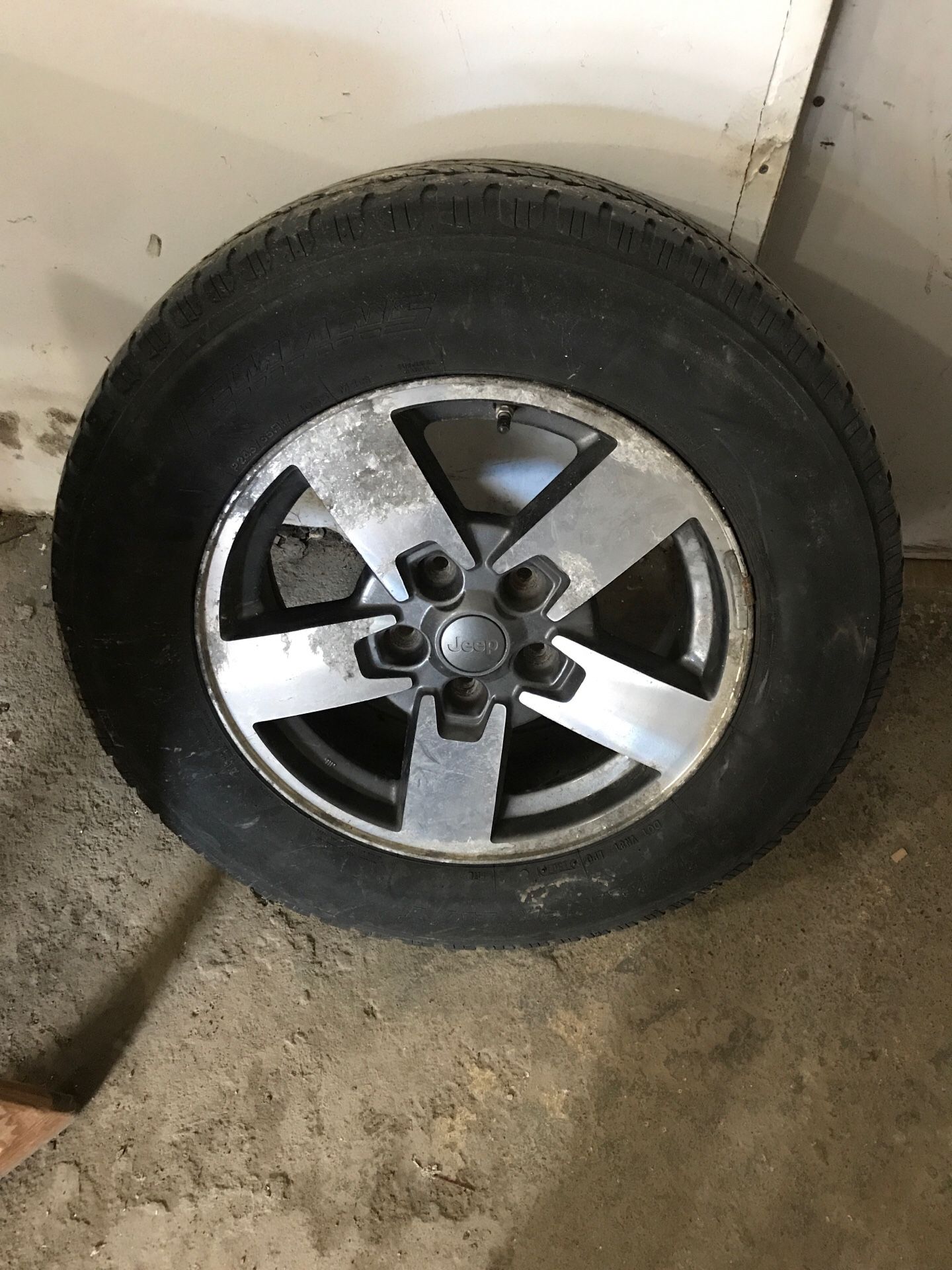 Jeep commander wheel and tire