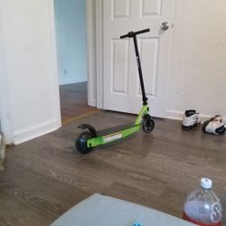 Razor Electric Scooter Like New Needs Charger 