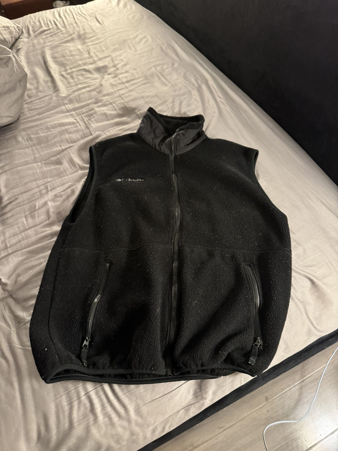 COLUMBIA Mens Fleece Vest! Mens Size: L. Black. Snow/Ski/Snowboard/Rain/Cold/Wind. Polyester.