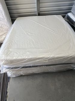 King Wayfair Sleep 12” Plush Cooling gel Memory foam Mattress *delivery available*