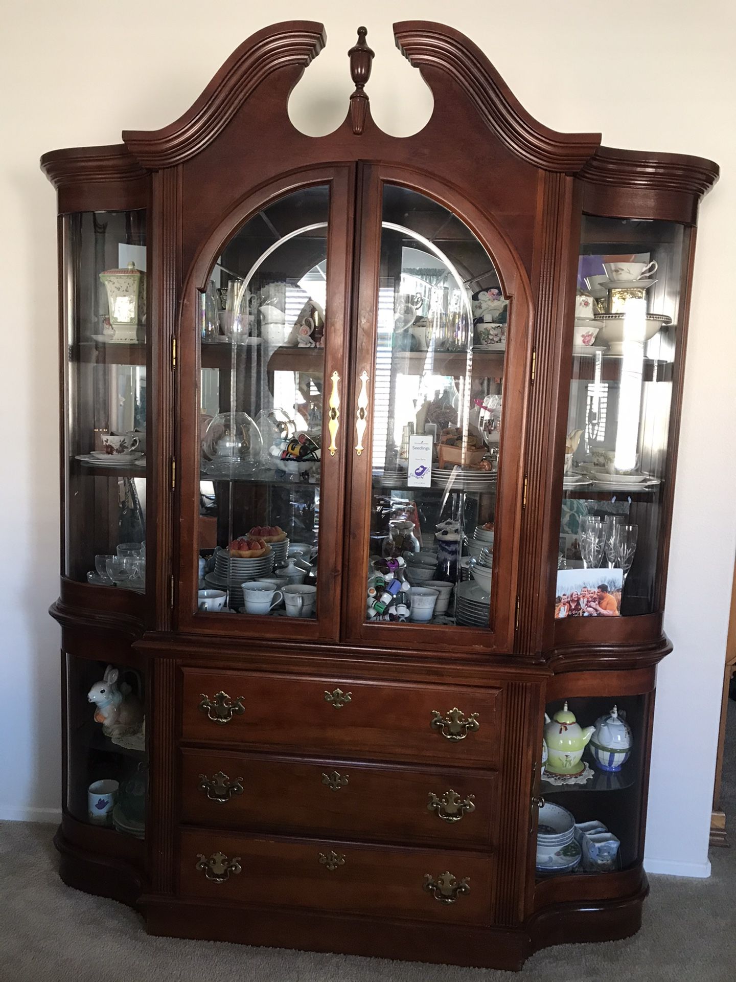 Hutch/ China Cabinet