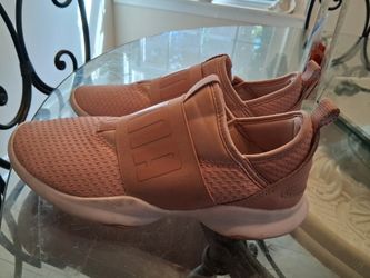 PUMA SLIP ON WOMEN SNEAKERS SIZE 7.5....LIKE NEW