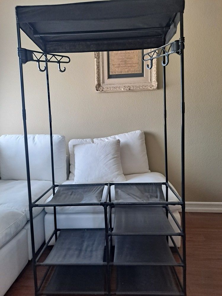 Closed Movible Para Colgar Ropa for Sale in Palmdale, CA - OfferUp