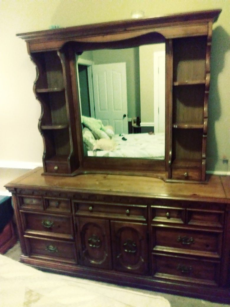 Solid oak dresser that has 9 drawers as well as mirror w/shelves and 2 additional drawers