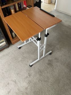 Computer table on wheels Computer table on wheels