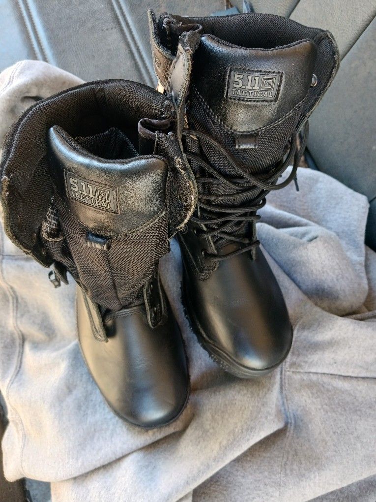 BOOTS 7.5