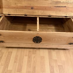 Mexican center table like new 4x4 solid wood free)