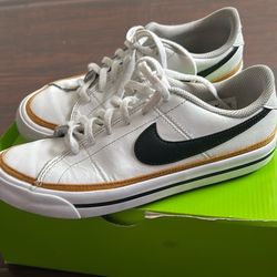 Use Nikes size 6 youth