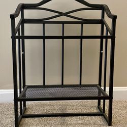 Metal wall shelving unit