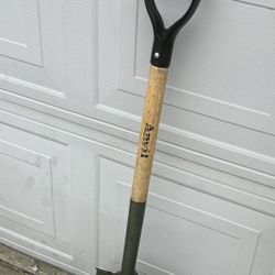 28-inch D-grip short wood handle garden spade or transfer shovel. 