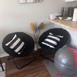 Two foldable saucer, chairs