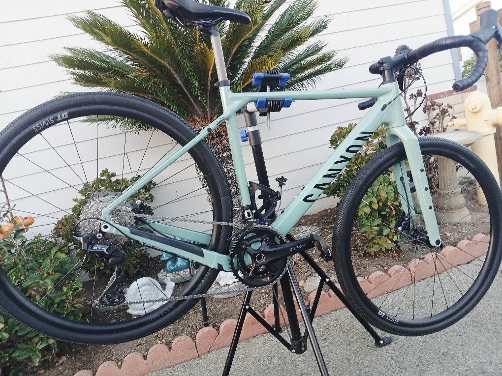 2024 Canyon Grizl Gravel Roadbike Size 56cm 22 Speeds GRX Componets Like New..