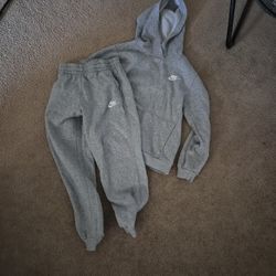 Kids Nike Sweater And Sweatpants 