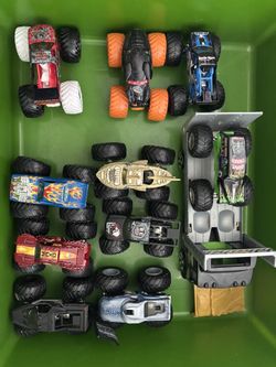 10 Monster Jam trucks And Carrying Case