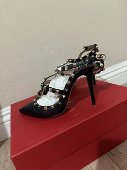 Valentino Garavani Rockstud Grainy Leather Ankle Strap Pump