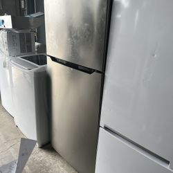 INSIGNIA 30 INCHES TOP FREEZER