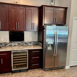 Refrigerator - Needs Deep cleans