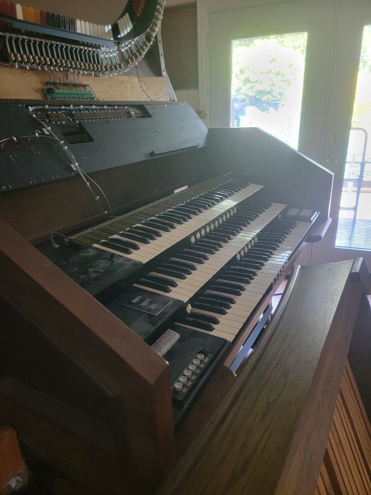 Free vintage '60s '70s? electric organ doesn't work. Heavy. Pedal board not included.