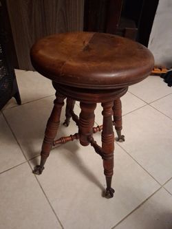 banqueta de piano antigua con patas de garra y bola de cristal