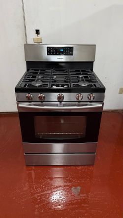 Samsung 5-burner gas stove in very good condition, working perfectly, delivered and installed with a 3-month warranty