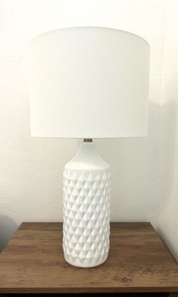 Modern white ceramic table lamp in great/ used condition!