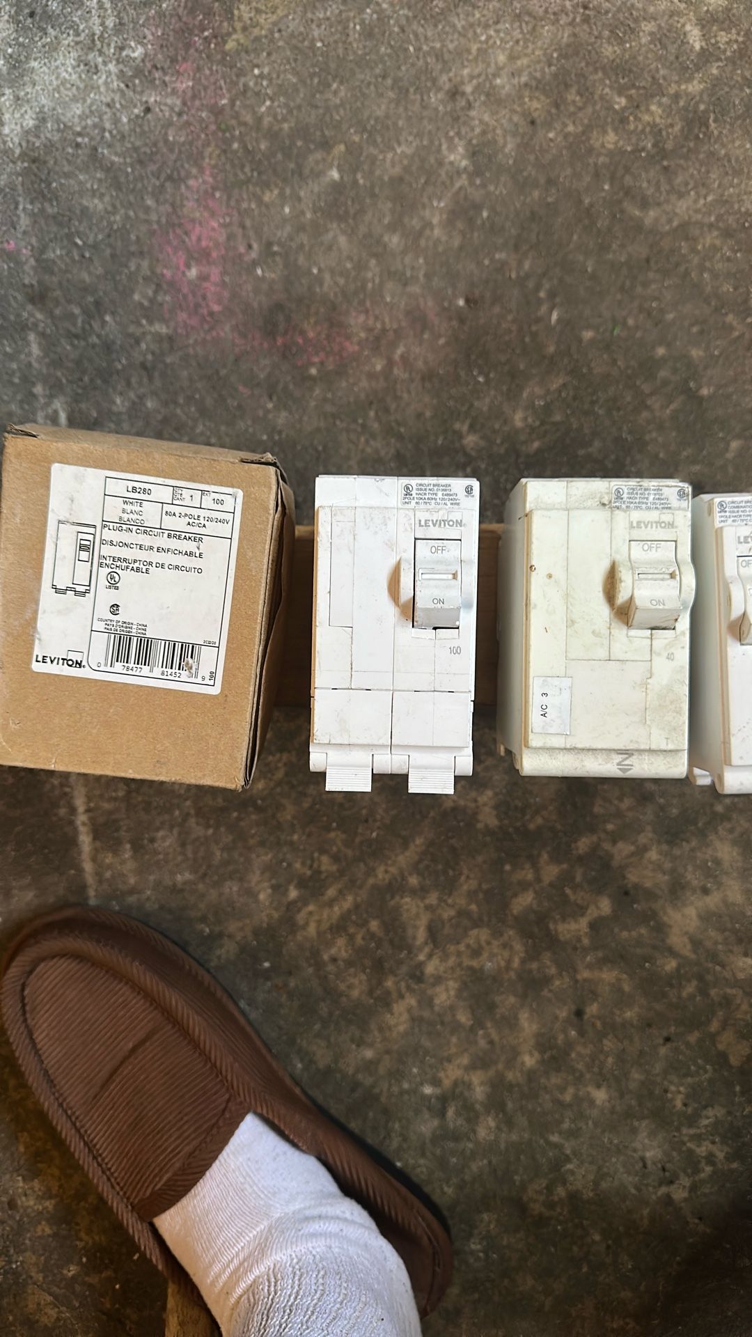 LEVITON Circuit Breakers