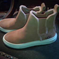 New Women's UGGS Tennis Shoe Boots SIZE 7