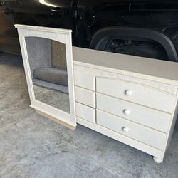 Dresser With Mirror