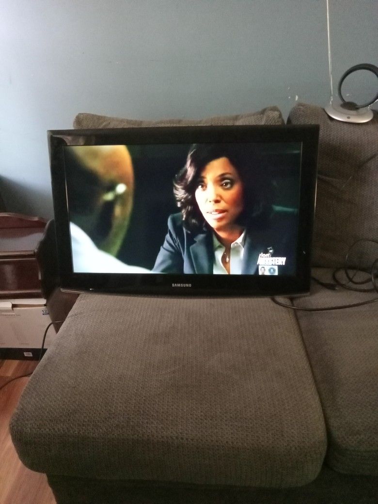 32INCH SMIRT. TV. COLOR. TV. WORKS. GOOD. NAME. BRAND. SAMSUNG. 140 DOLLARS