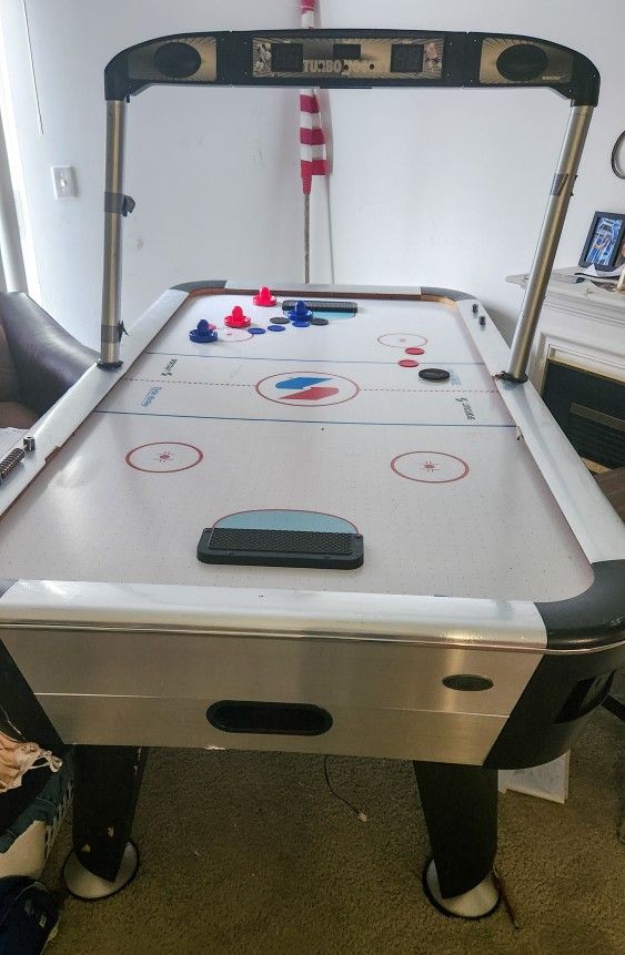 REDUCED Air hockey table (DELIVERY AVAILABLE)With Multiple Paddles And Pucks  