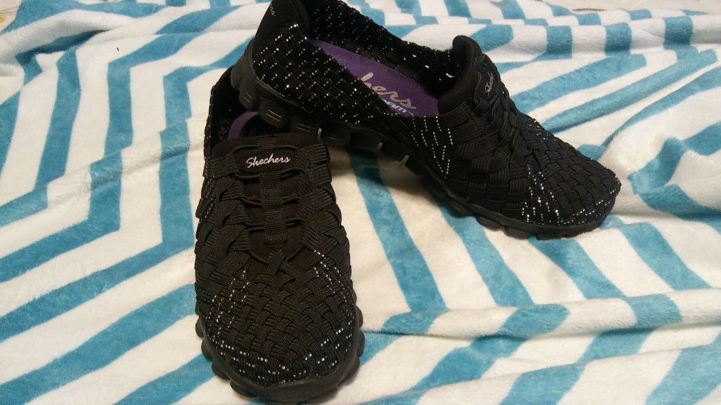 Like New! Barely worn. Skechers Stretch Weave Black/Silver for Sale in Renton, WA - OfferUp