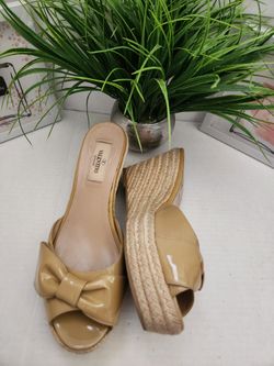 Valentino Mena Bow Patent Leather Wedge Espadrille Slide Tan Sandal Size 38 US 8