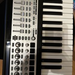 Novation 49SL MKII Midi Controller, like new, comes in original box.