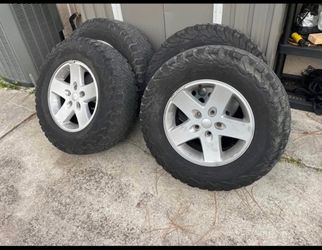 BFgoodrich wrangler wheels 265/70/r17 set of 4