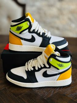 Nike Air Jordan 1 Retro High OG 'Volt Gold'  Size 5Y / 6.5 women’s 575441-118