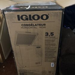 Igloo 3.5 Cu. Ft. Chest Freezer with Removable Basket 