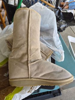 UGGS BOOTS.