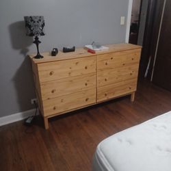 Dresser With 6 Drawers.  Pine Wood.  Great Condition.  