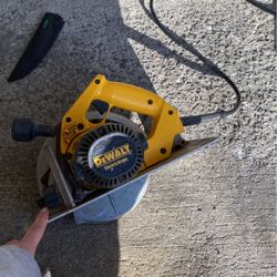 DeWalt Circular Saw 